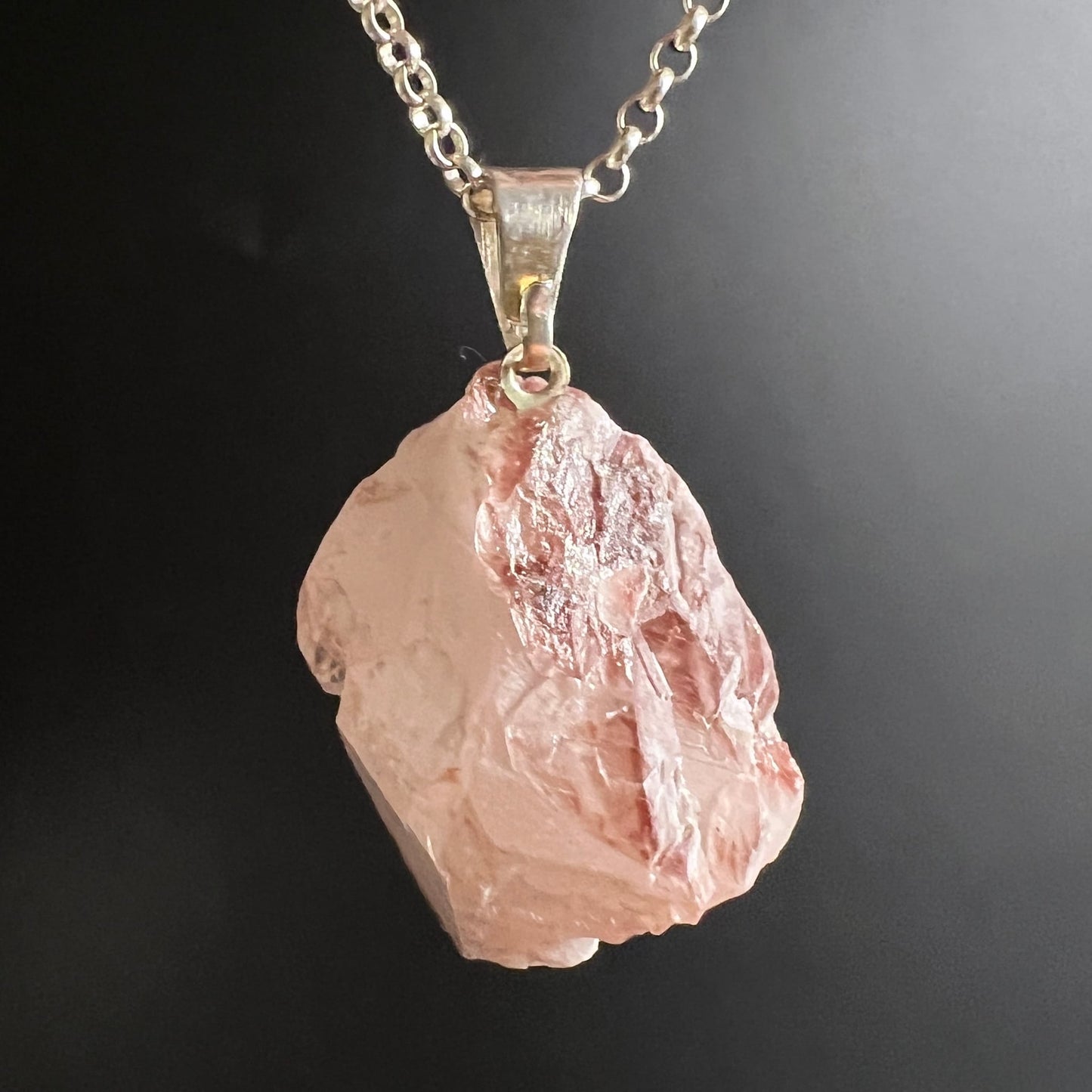 Roher Rosenquarz-Anhänger in zartem Rosa mit tieferen pinkroten Zonen, unregelmäßige Rohform, Silberkette | Happy Minerals