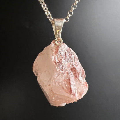 Roher Rosenquarz-Anhänger in zartem Rosa mit tieferen pinkroten Zonen, unregelmäßige Rohform, Silberkette | Happy Minerals