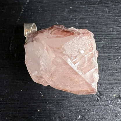 Lithiumquarz Anhänger roh, zartrosa mit rötlich-transparenten Zonen, natürliche Bruchflächen, Silberfassung | Happy Minerals