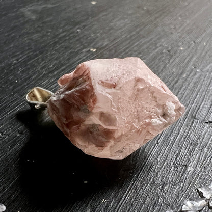 Lithiumquarz Anhänger roh, zartrosa mit rotbraunen Schlieren, unregelmäßige Bruchform, Silberfassung | Happy Minerals