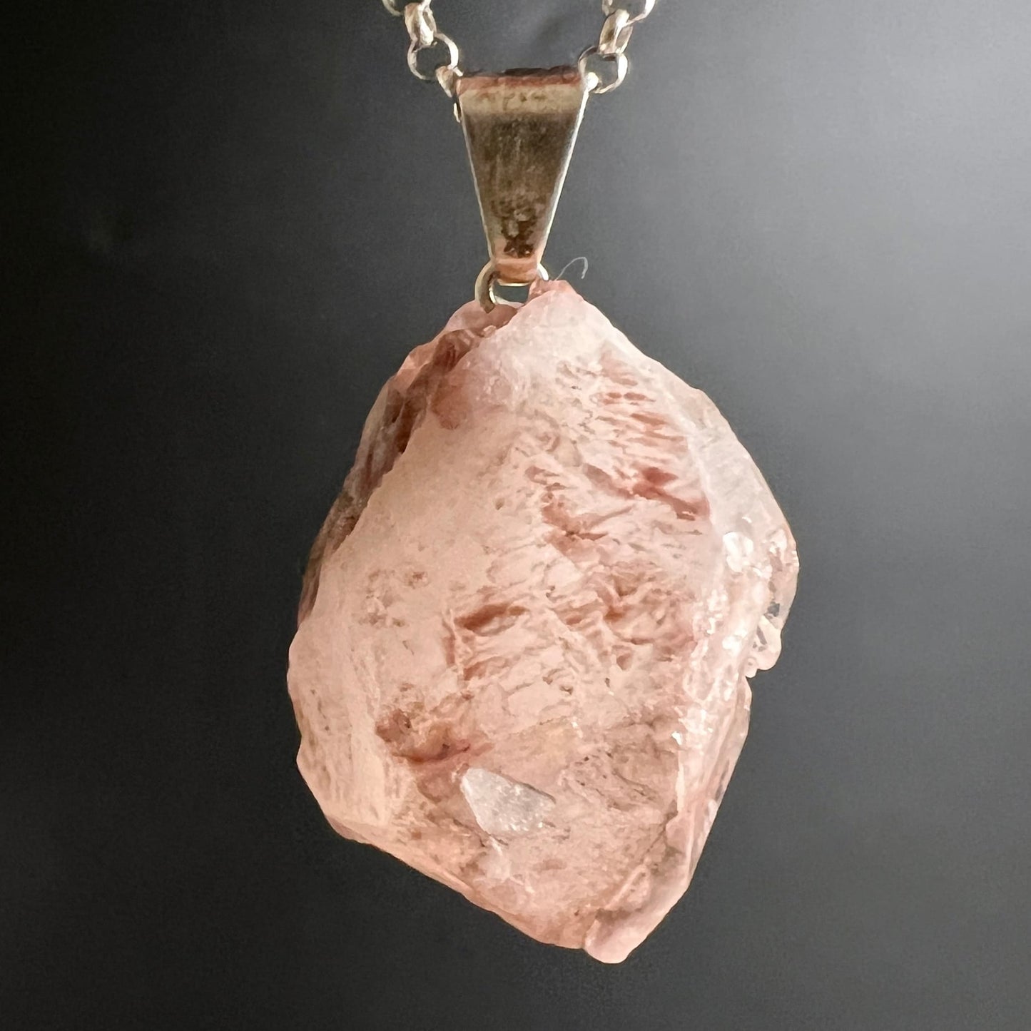 Lithiumquarz Rohstein-Anhänger, zartrosa mit dunkelroten Schlieren, glasige Einschlüsse, unregelmässige Oberfläche | Happy Minerals