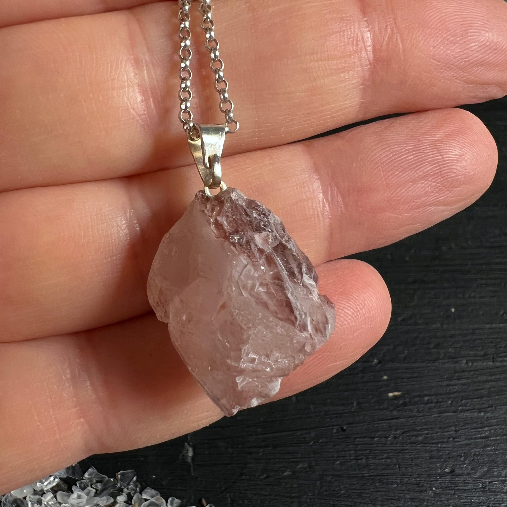 Lithiumquarz Rohstein-Anhänger, zartrosa mit violetten Einschlüssen, unregelmässige Bruchflächen, Silberbügel | Happy Minerals