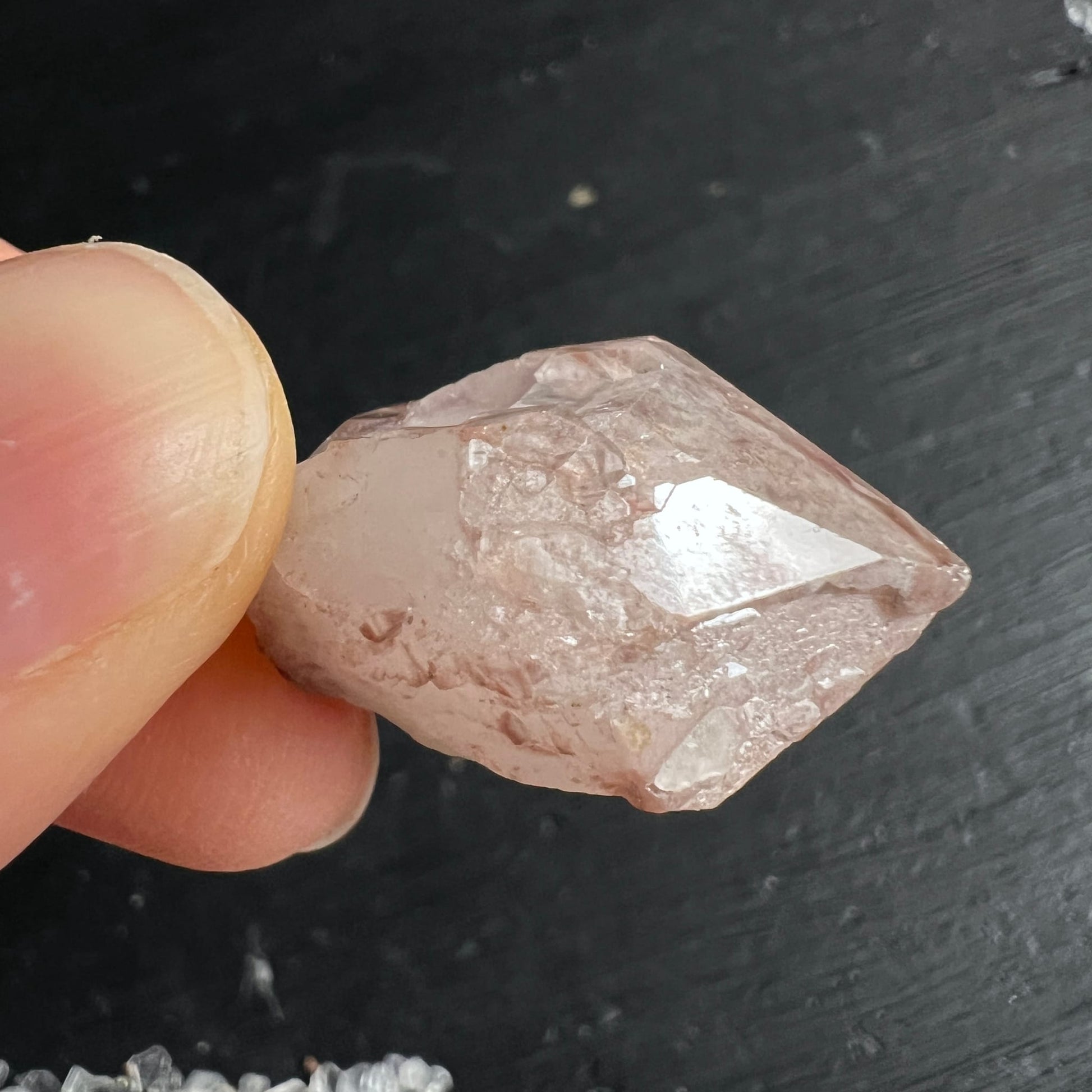 Lithiumquarz Doppelender roh-poliert, zartrosa mit bräunlichen Schlieren, spiegelnde Termination, Einschlüsse sichtbar | Happy Minerals