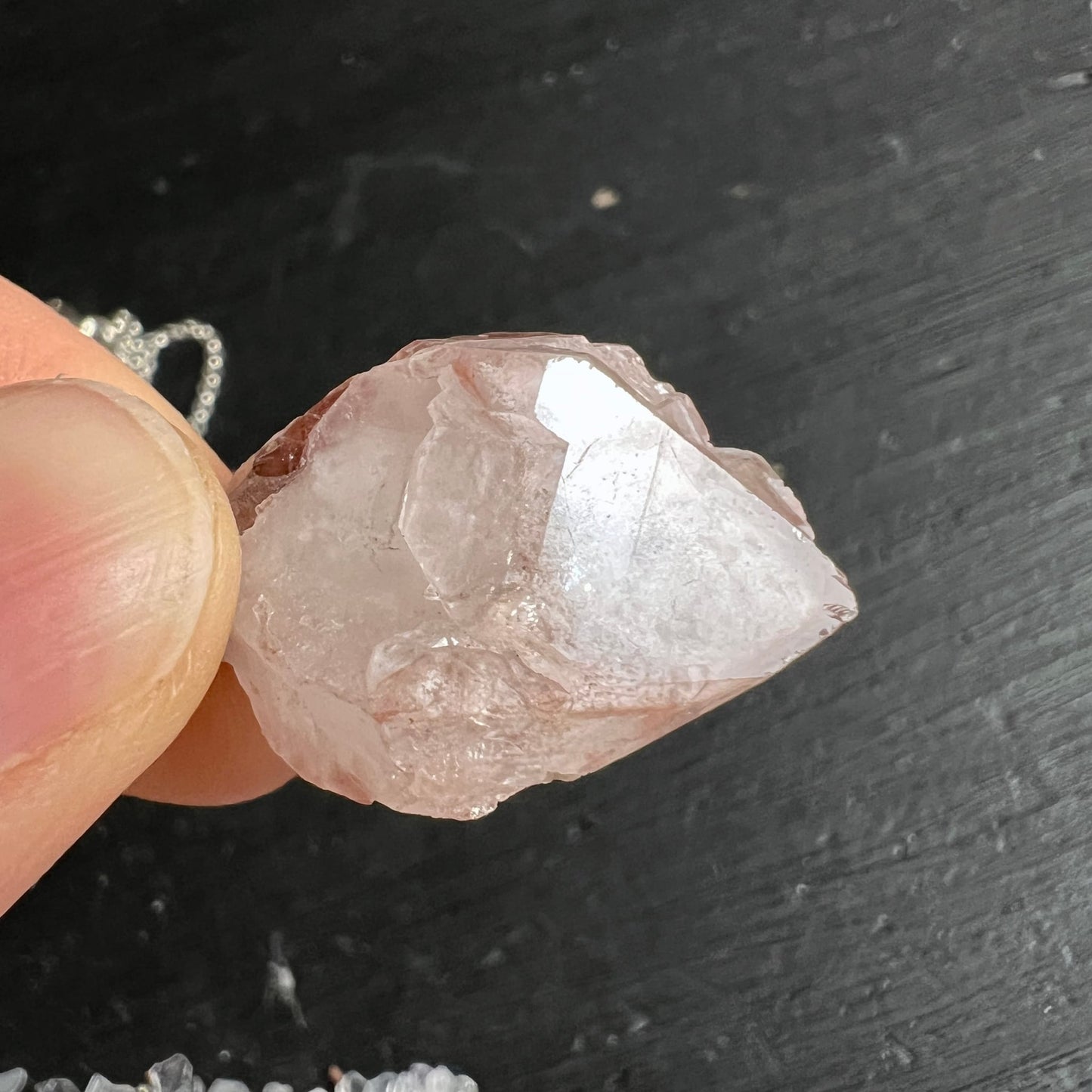 Lithiumquarz Rohkristall blasslila-rosa mit natürlichen Facetten, Einschlüssen und seidigem Glanz, Fingernagelgrösse | Happy Minerals
