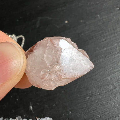 Lithiumquarz Rohkristall blasslila-rosa mit natürlichen Facetten, Einschlüssen und seidigem Glanz, Fingernagelgrösse | Happy Minerals