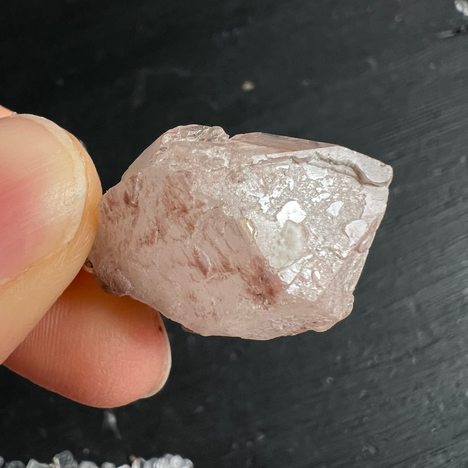 Roher Lithiumquarz, blassrosa mit rotbraunen Schlieren, transparente Glanzflächen, kompakte unregelmäßige Form | Happy Minerals