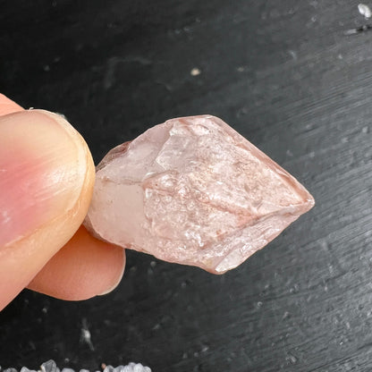 Lithiumquarz Rohkristall blassrosa mit natürlichen Facetten, leicht transparentes Inneres, rosé-milchige Schlieren | Happy Minerals