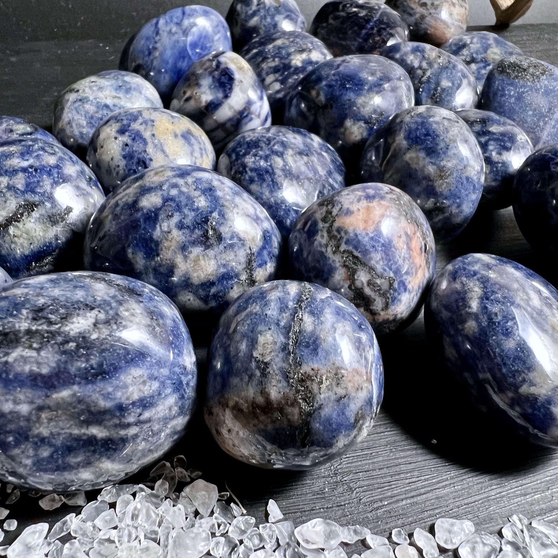 Fluoreszierender Sodalith Trommelstein ca. 30mm, poliert und blau gemasert | Happy Minerals