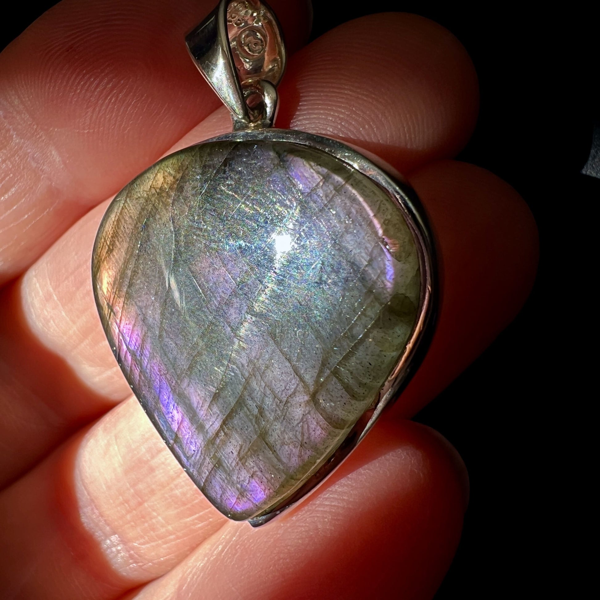 Tropfenförmiger Labradorit Anhänger aus Madagaskar, 46mm groß | Happy Minerals