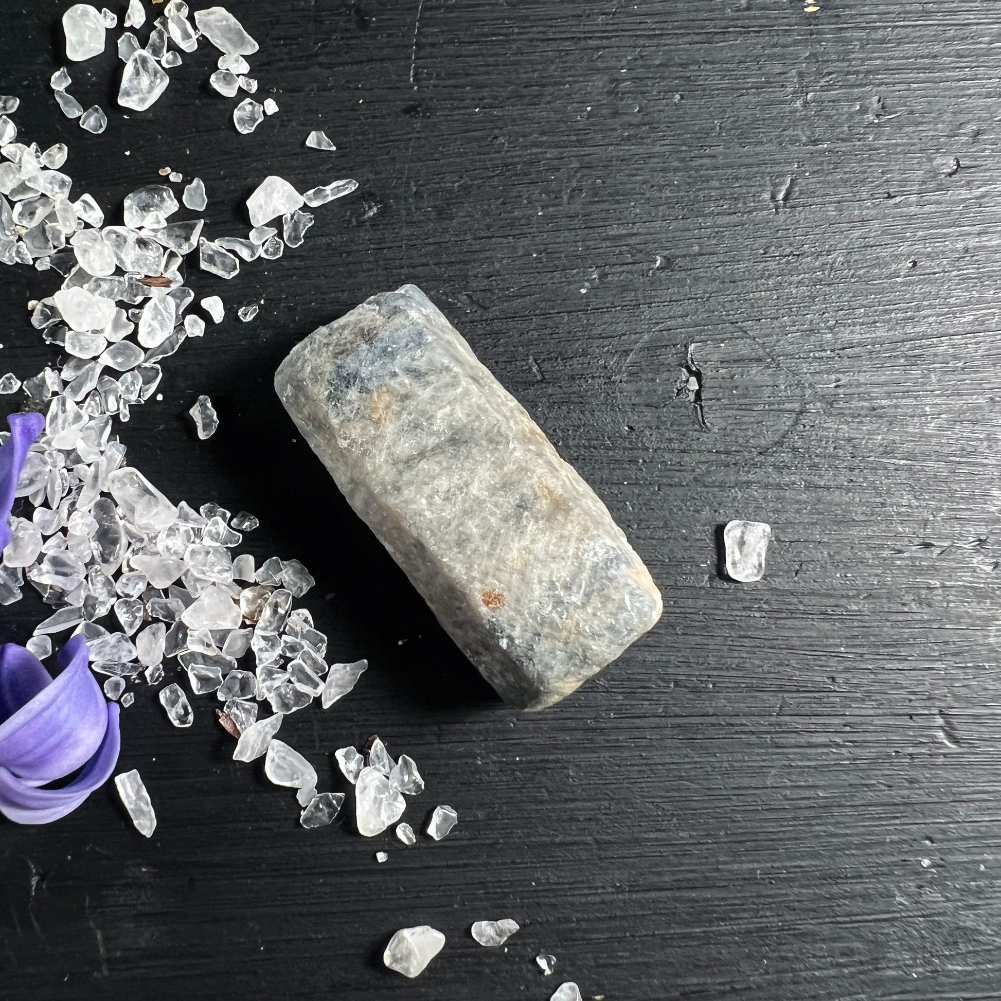 Madagaskar Saphir | grau blaue Nuancen | Amethyst Umgebung | natürlicher Rohkristall | Happy Minerals