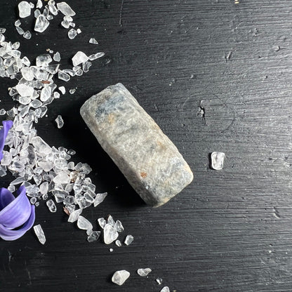 Madagaskar Saphir | grau blaue Nuancen | Amethyst Umgebung | natürlicher Rohkristall | Happy Minerals