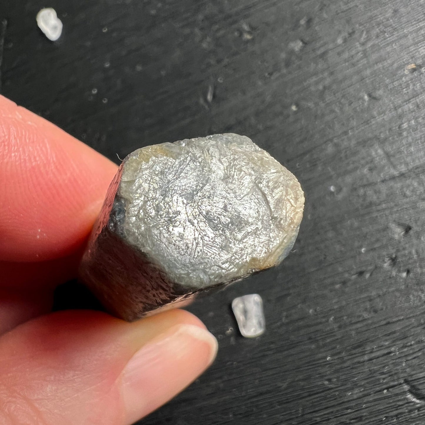 Saphir Rohstein Madagaskar | metallischer Glanz | natürliche Risse | Fingervergleich | Happy Minerals