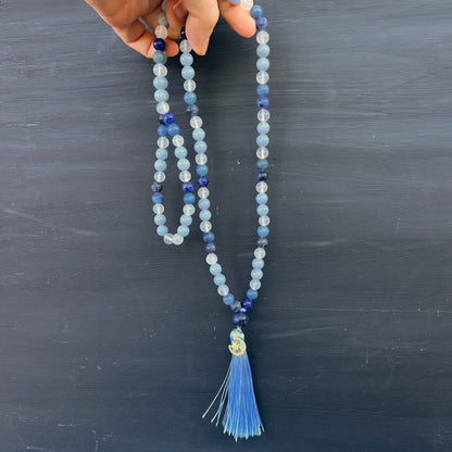 Mala Kette | Hand hält | Angelit | Sodalith | Mondstein | hellblauer Quaste | Mond Charm | Indien | Happy Minerals