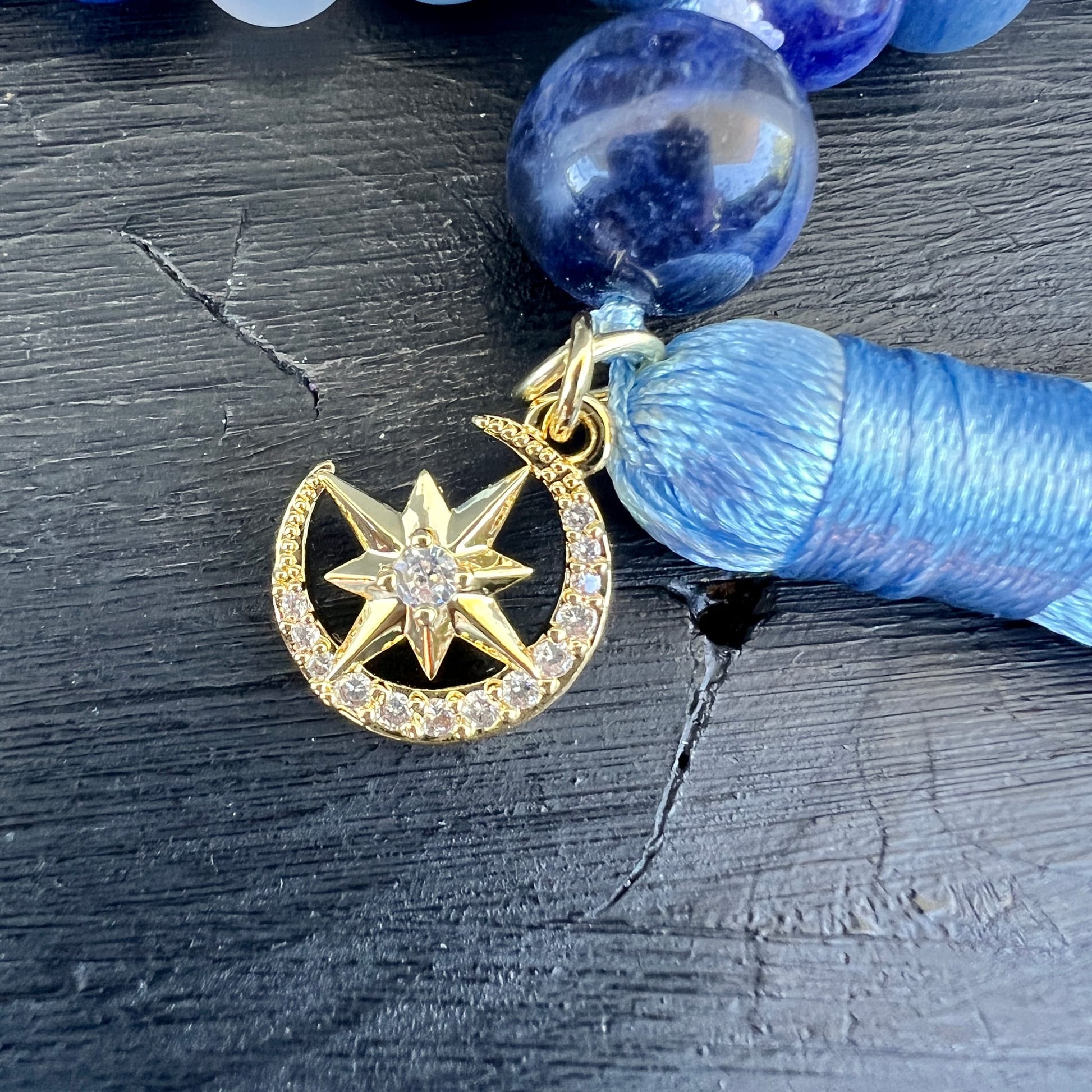 Nahaufnahme | Mond & Stern Charm | Gold | Zirkonia | blaue Seidenquaste | Sodalith Guru Perle | Happy Minerals