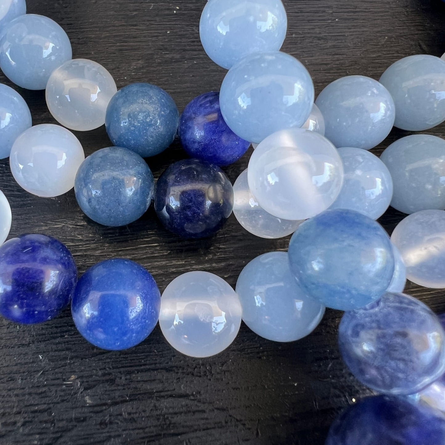Nahaufnahme Perlen | Angelit | blauer Aventurin | Sodalith | weißer Mondstein | Blautöne | Happy Minerals