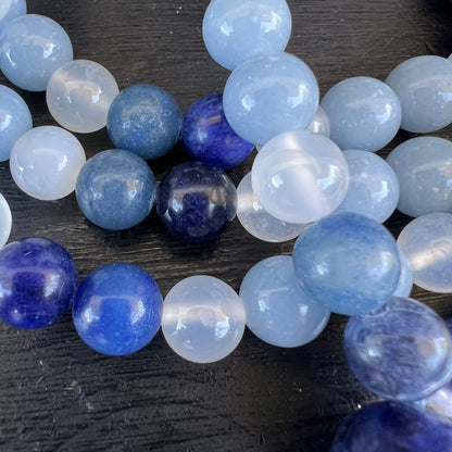 Nahaufnahme Perlen | Angelit | blauer Aventurin | Sodalith | weißer Mondstein | Blautöne | Happy Minerals
