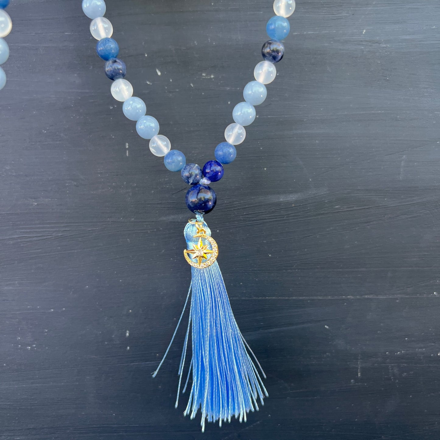 Mala Kette | Detailansicht Quaste | Guru Perlen Sodalith | Mond Stern Anhänger Gold | Angelit | Happy Minerals