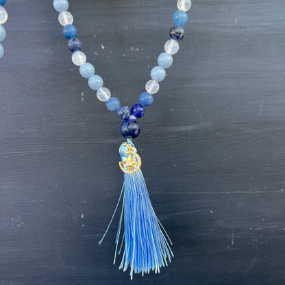 Mala Kette | Detailansicht Quaste | Guru Perlen Sodalith | Mond Stern Anhänger Gold | Angelit | Happy Minerals