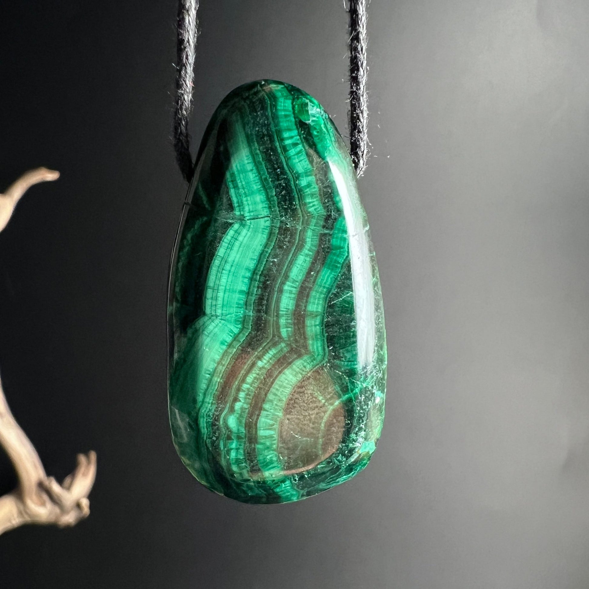 Malachit Anhänger hängend | Kordel | kreisförmige Strukturen | tiefgrüne Farbnuancen | Happy Minerals