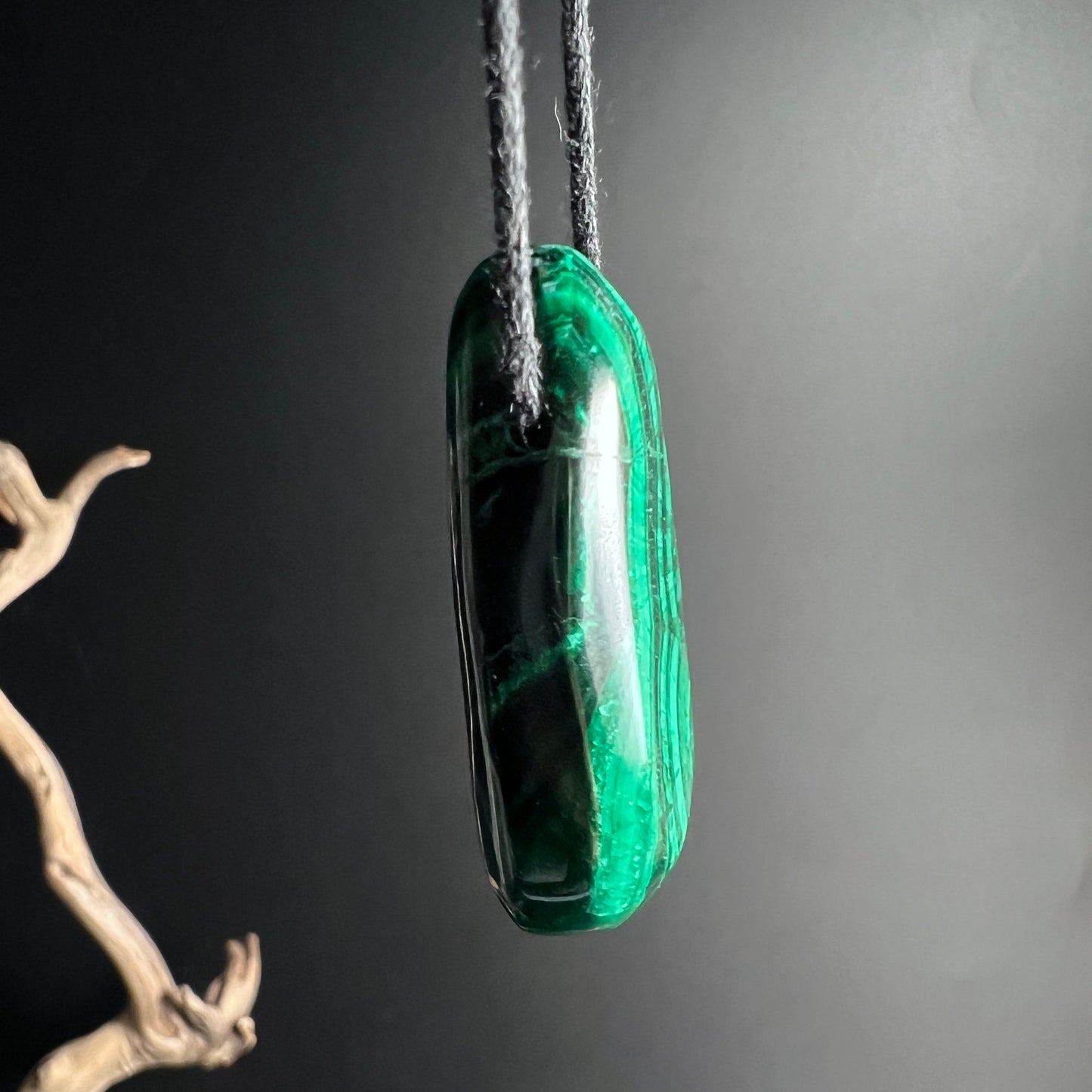 Malachit Anhänger Profil | dunkle grüne Bereiche | glänzende Politur | tropfenförmig | Happy Minerals