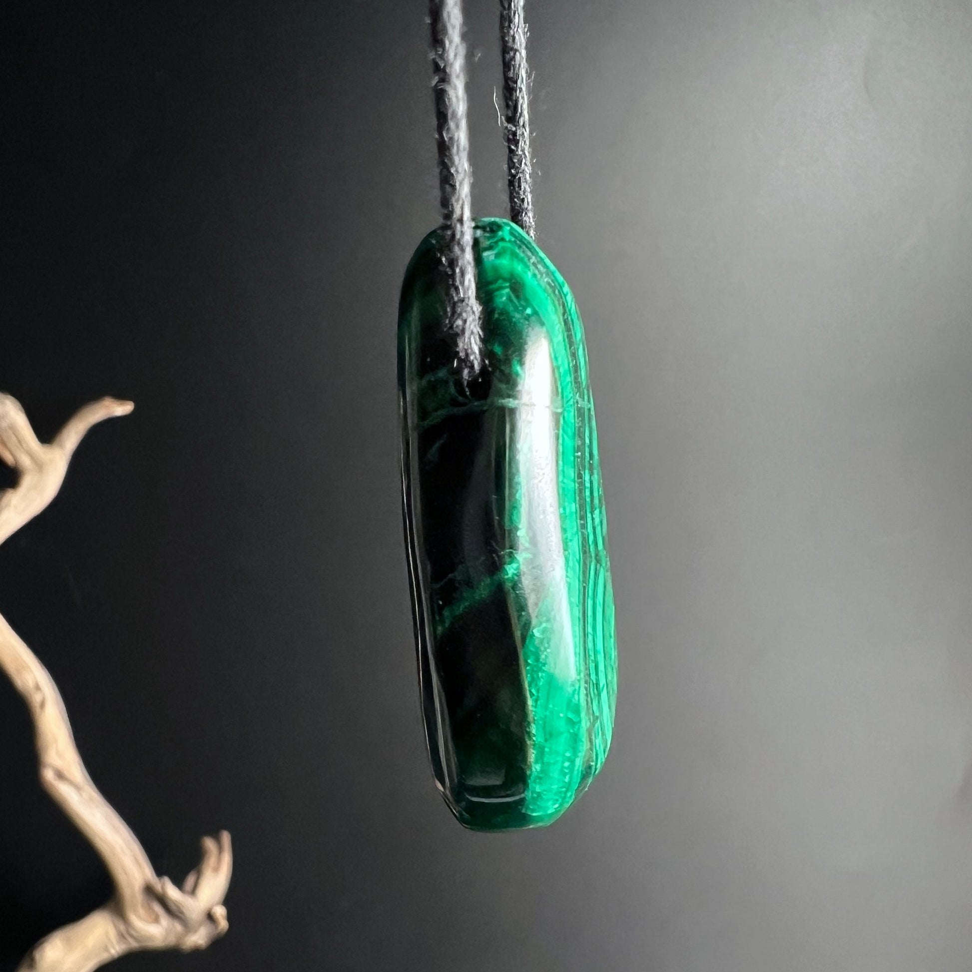 Malachit Anhänger Profil | dunkle grüne Bereiche | glänzende Politur | tropfenförmig | Happy Minerals