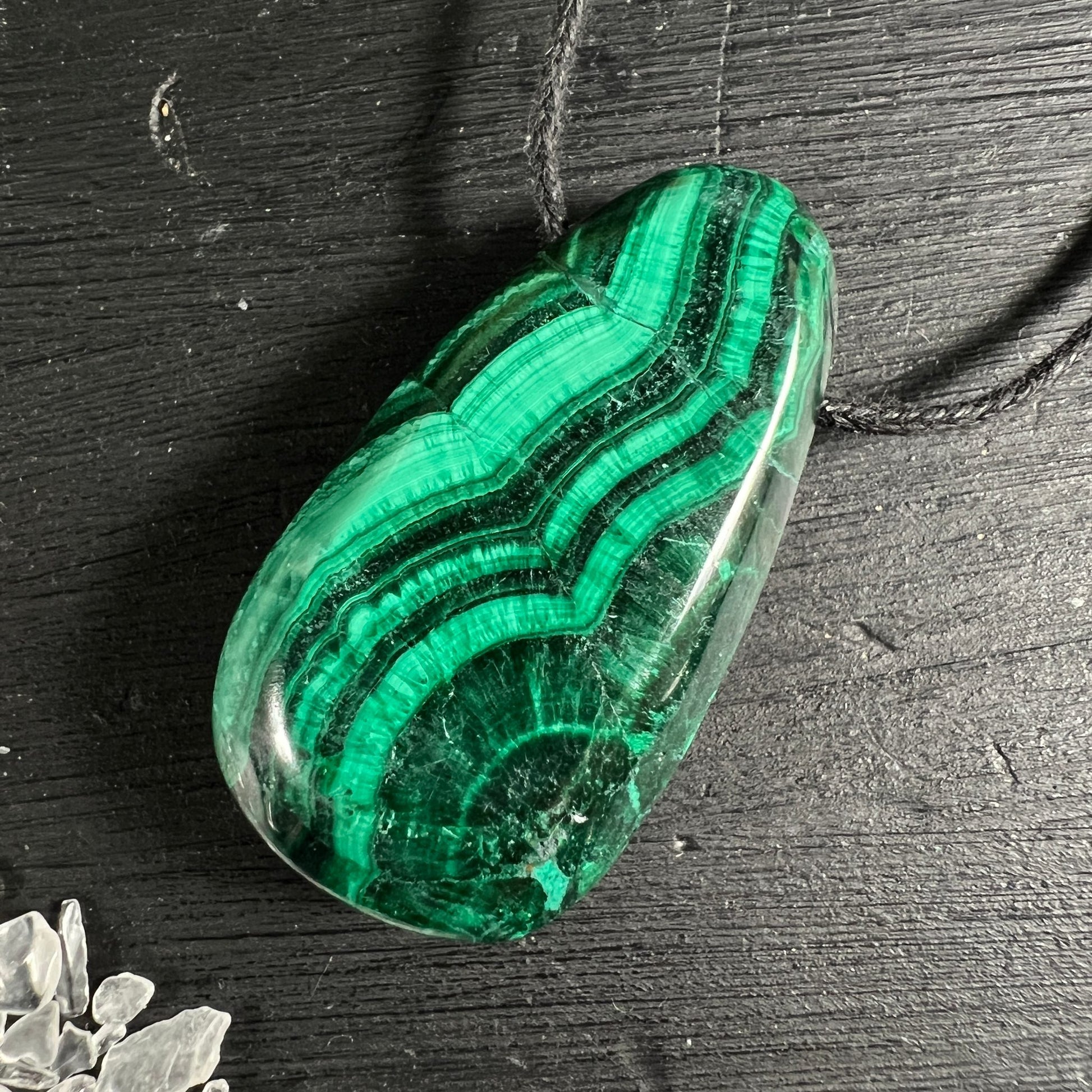 Malachit Anhänger tropfenförmig | intensive grüne Schichten | detaillierte Bänderstruktur | Happy Minerals