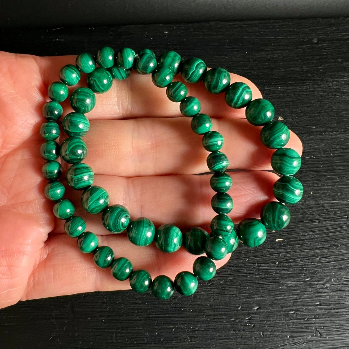 Malachit | zwei Armbänder | 6/8mm | Kongo | in Handfläche präsentiert | kräftiges Grün | Happy Minerals | Variante G