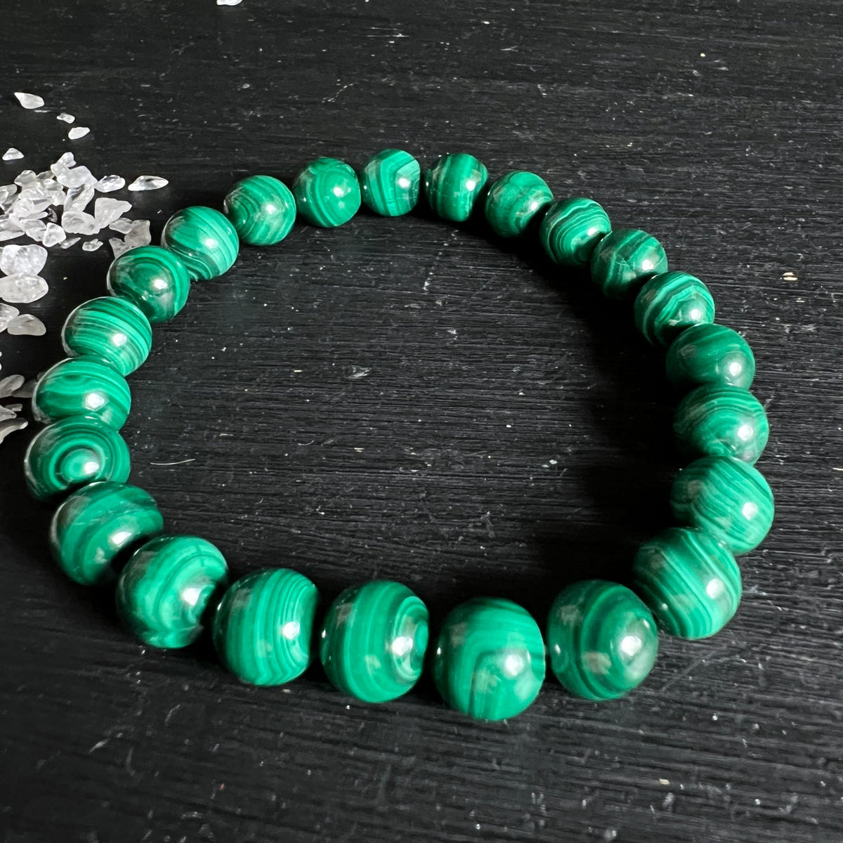Malachit | Armband | 8mm | Kongo | satte Streifenmuster | dunkler Hintergrund | Bergkristall | Happy Minerals | Variante C