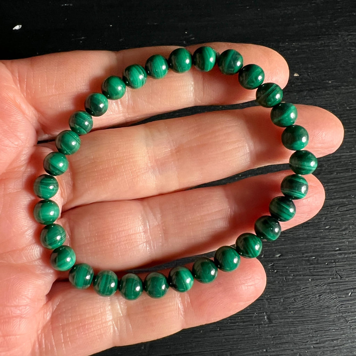 Malachit | Armband | 8mm | Kongo | in Hand gehalten | natürliche Maserung | glänzende Oberfläche | Happy Minerals | Variante F