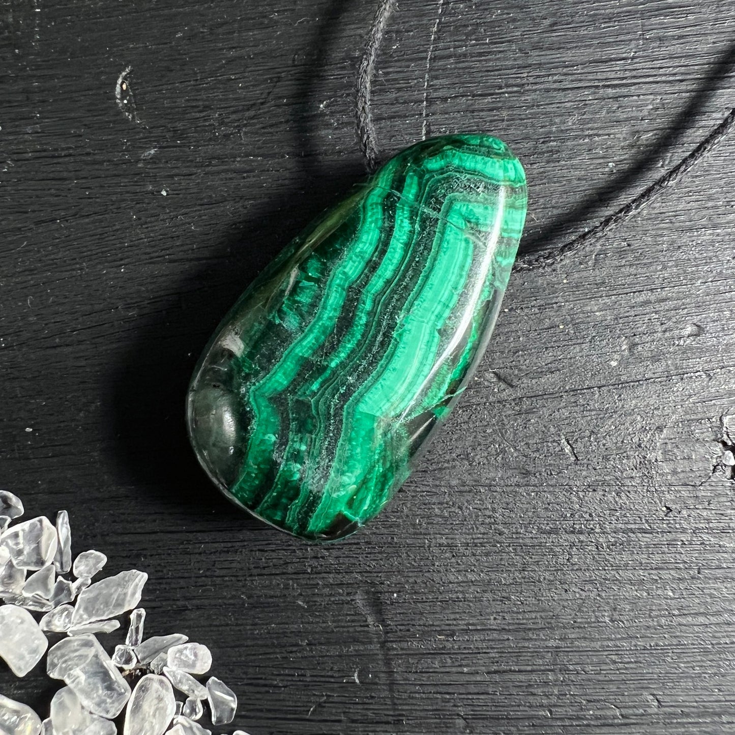 Malachit Tropfen Anhänger | smaragdgrüne Bänderung | Holz Hintergrund | Kongo Kristall | Happy Minerals