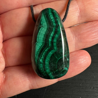 Malachit Tropfen in Hand | Größenvergleich | samtige grüne Oberfläche | Kongo Unikat | Happy Minerals