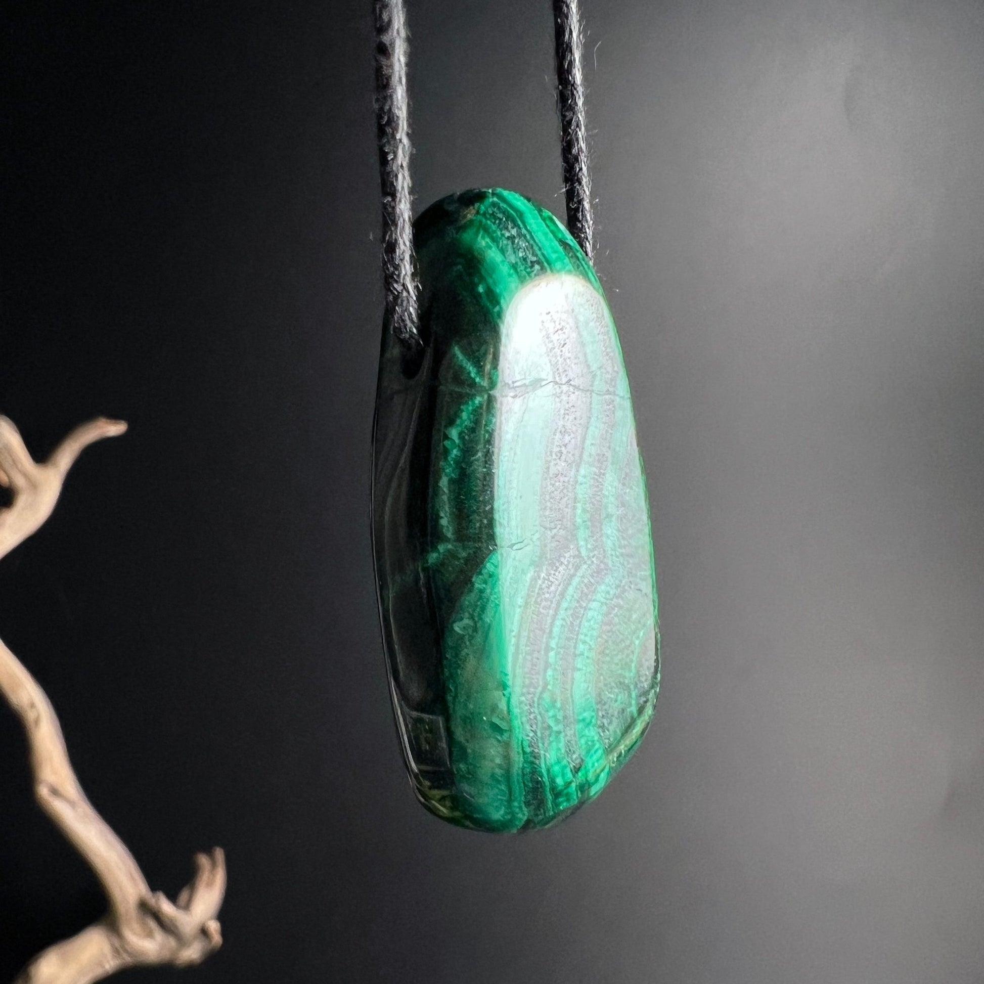 Malachit Tropfen seitlich | helle grüne Bänder | polierte Oberfläche | elegante Form | Happy Minerals