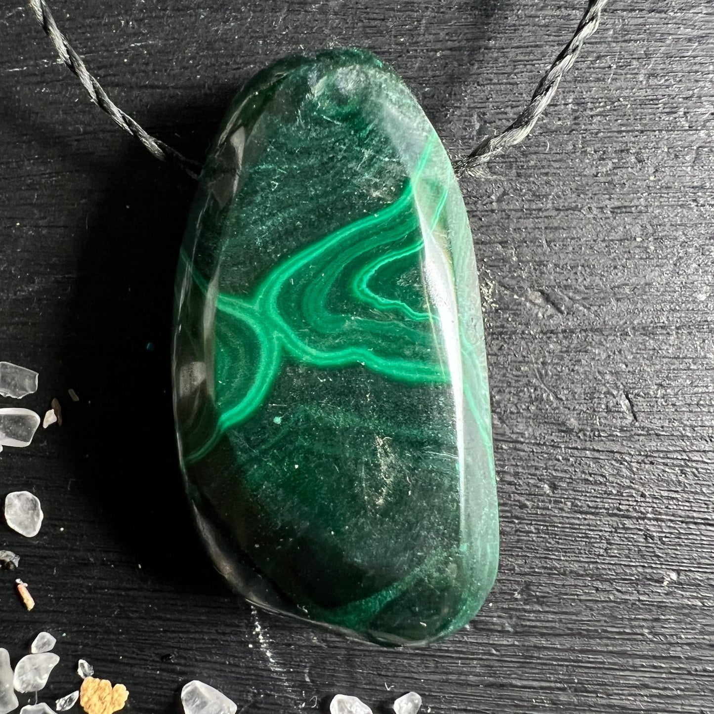 Malachit Unikat | Leuchtend grüne Bänderung | Wellenförmiges Muster | Poliert | Happy Minerals