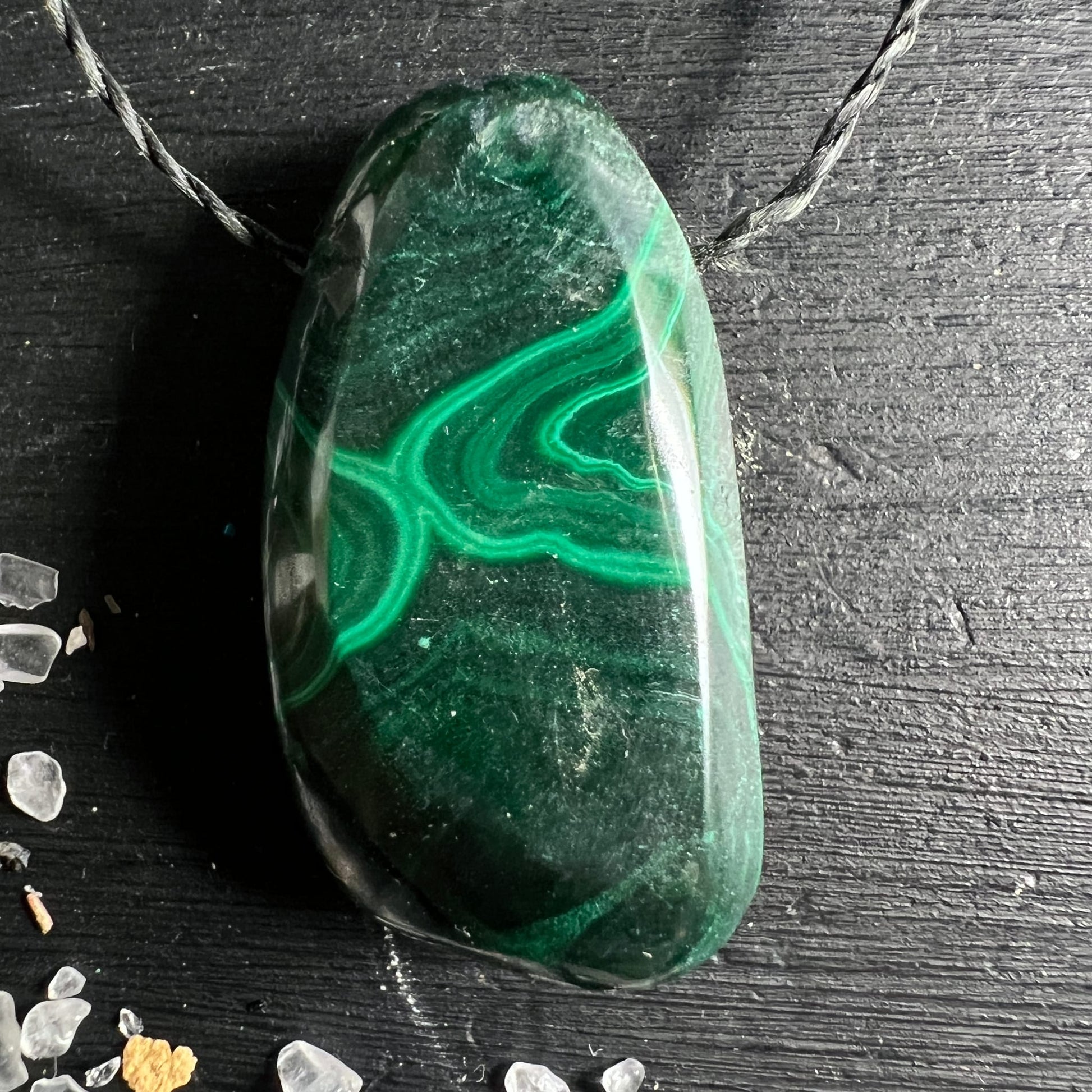 Malachit Unikat | Leuchtend grüne Bänderung | Wellenförmiges Muster | Poliert | Happy Minerals