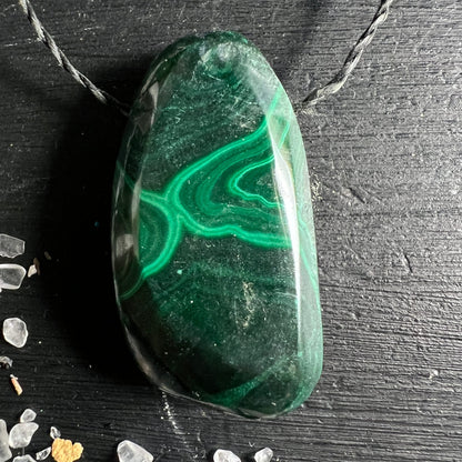 Malachit Unikat | Leuchtend grüne Bänderung | Wellenförmiges Muster | Poliert | Happy Minerals
