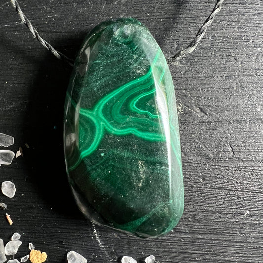 Malachit Unikat | Leuchtend grüne Bänderung | Wellenförmiges Muster | Poliert | Happy Minerals