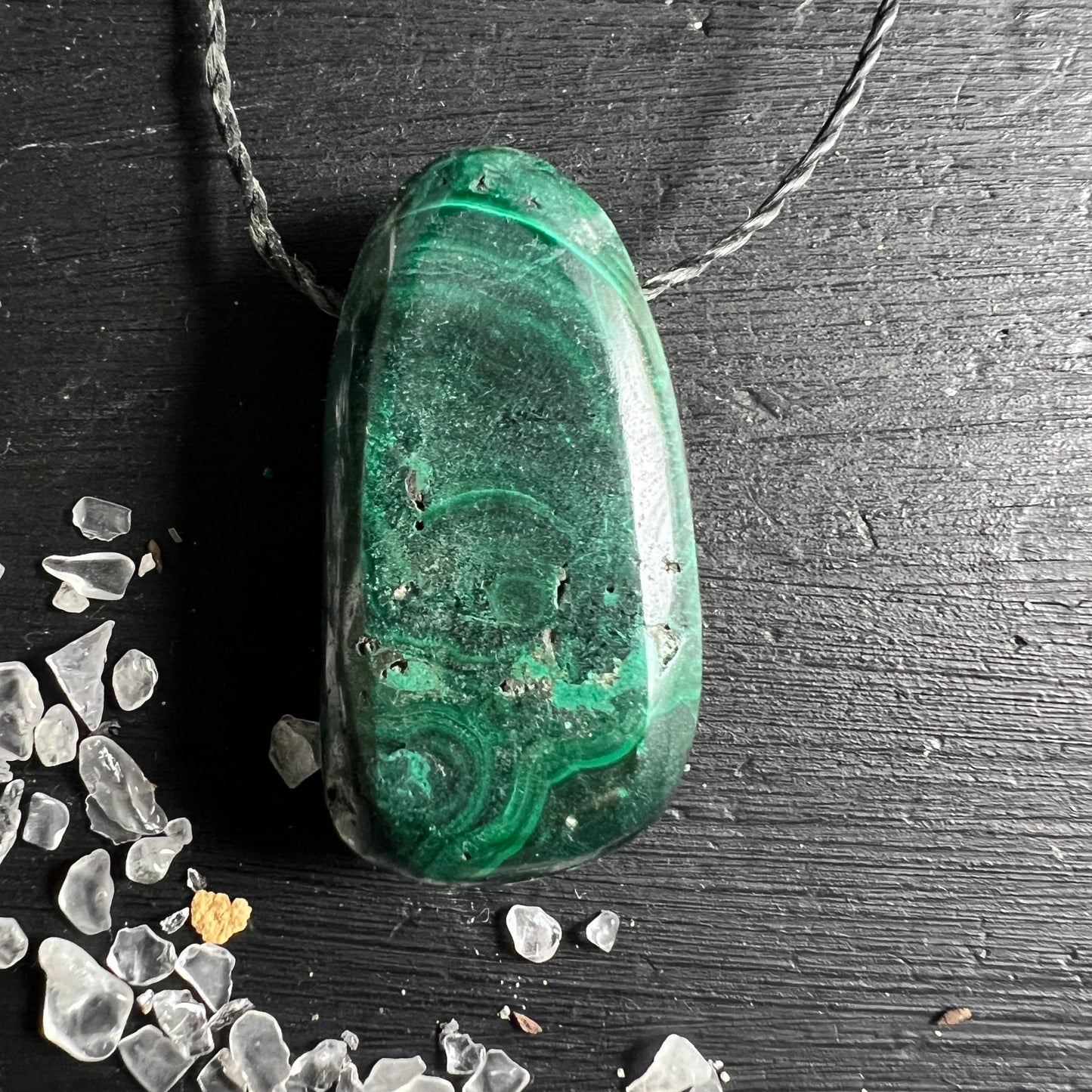 Malachit Unikat | Draufsicht | Dunkelgrün mit Spiralmaserung | Schwarzes Band | Happy Minerals