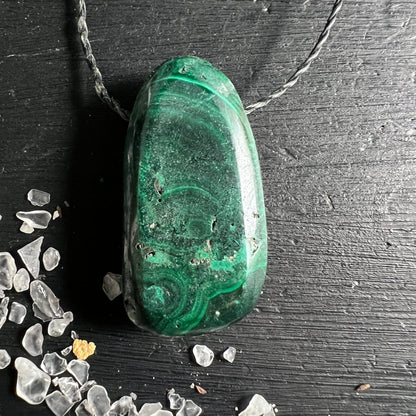 Malachit Unikat | Draufsicht | Dunkelgrün mit Spiralmaserung | Schwarzes Band | Happy Minerals