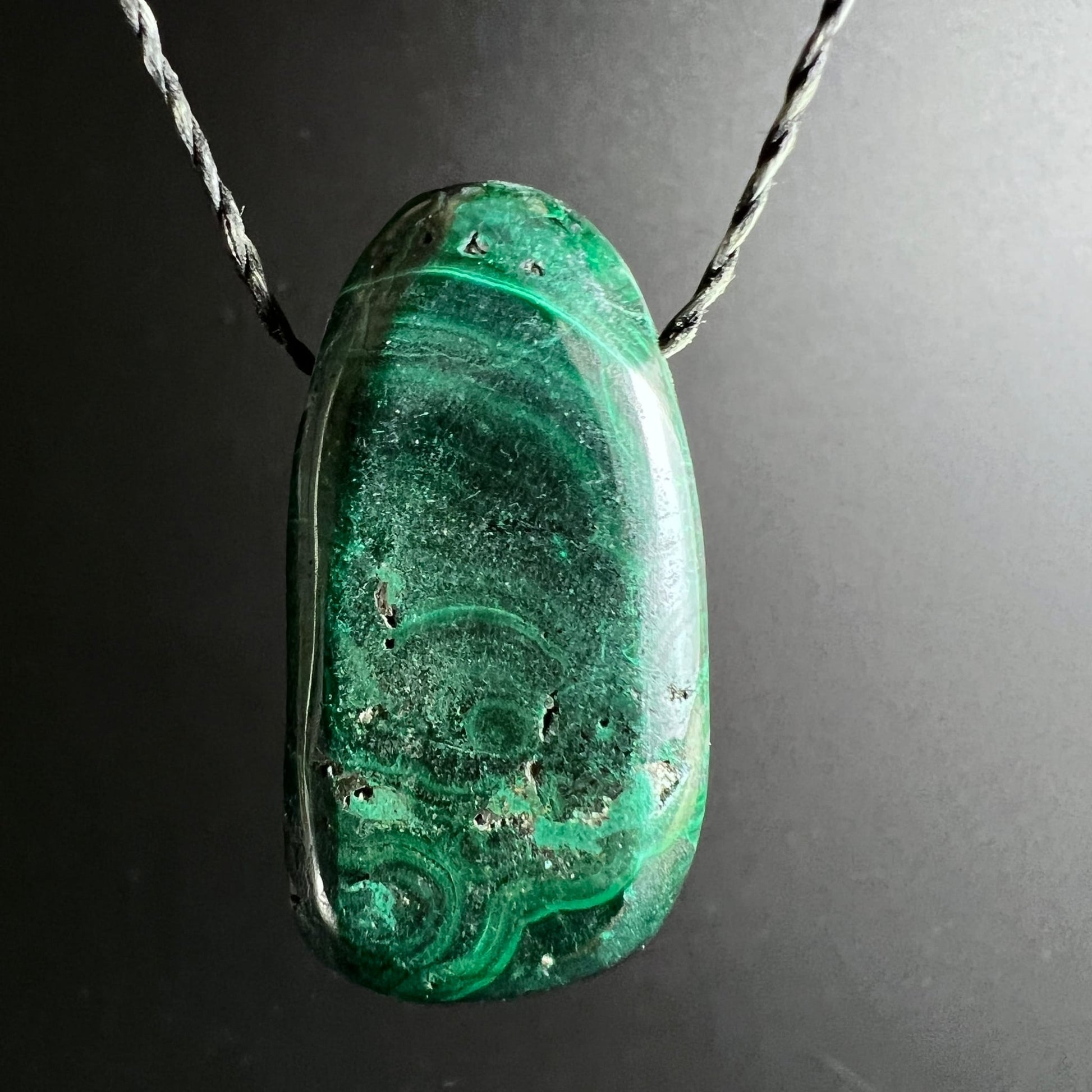 Malachit Unikat | Frontalansicht | Konzentrische Kreise | Dunkelgrün | Schwarzes Band | Happy Minerals