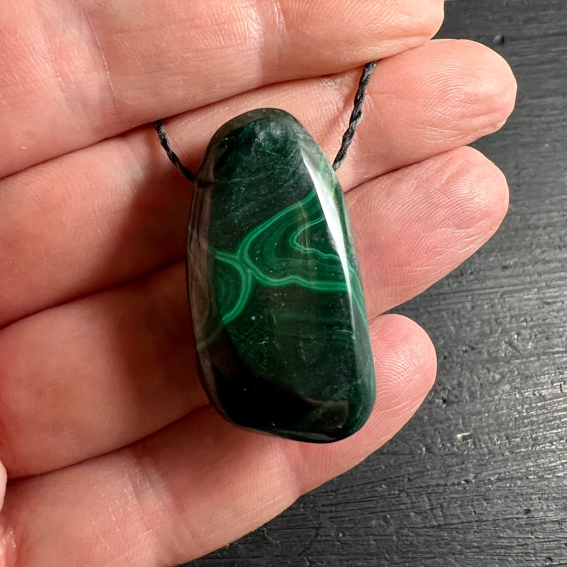 Malachit Unikat Kongo | In der Hand | Abgerundete Tropfenform | Tiefgrüne Maserung | Happy Minerals