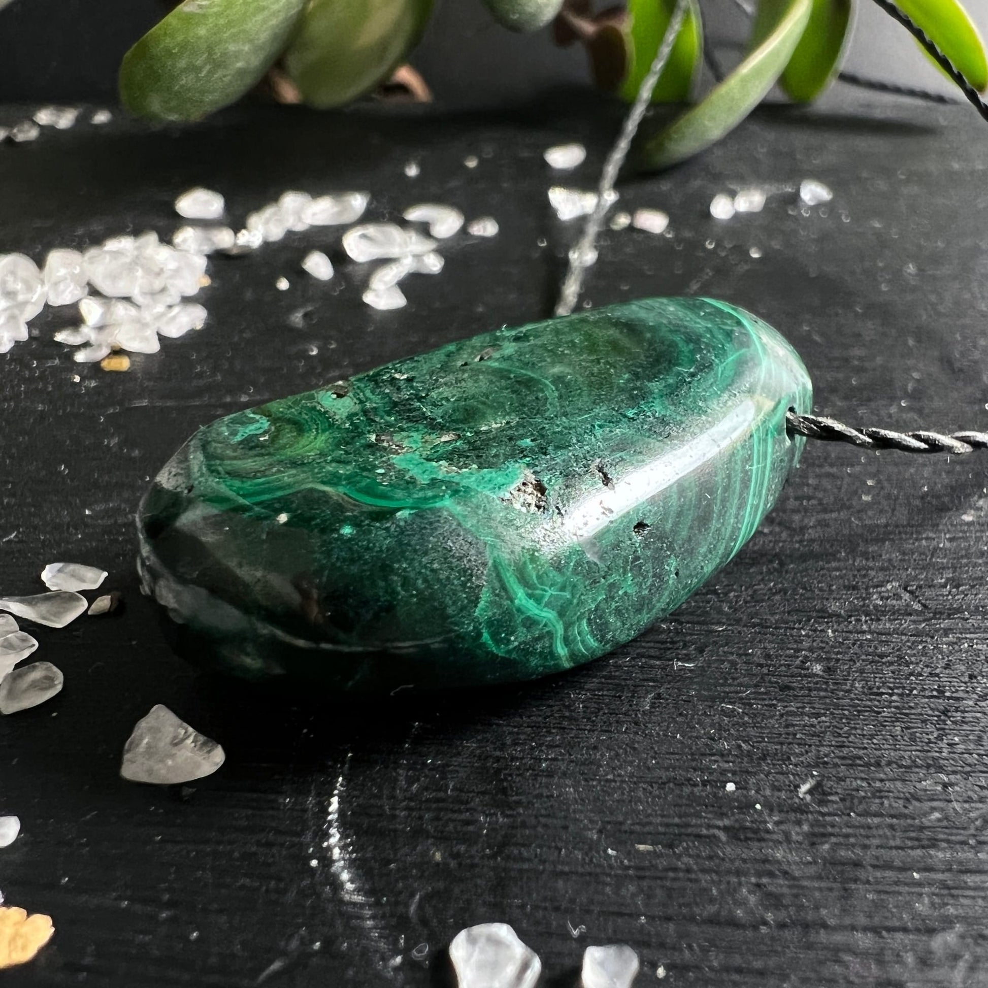 Malachit Unikat | Seitenansicht | Satte Grüntöne | Gebohrt mit Band | Kongo | Happy Minerals