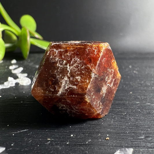 Mali Granat braun | Spessartin Rohkristall | intensive Farbtiefe | natürliche Struktur | Happy Minerals