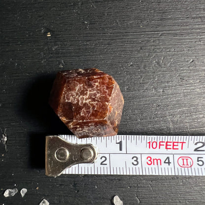 Mali Spessartin Granat | brauner Rohstein Größenvergleich | Zentimetermaß | natürliche Form | Happy Minerals