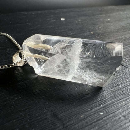 Bergkristall Anhaenger klar poliert mit eingewachsener Spitze und feinen Rissen, silberne Fassung | Happy Minerals