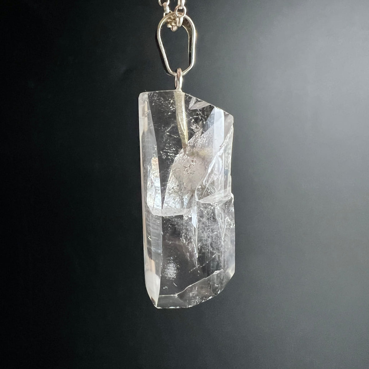 Bergkristall Anhaenger klar mit eingewachsener Spitze, kantige Stabform an Silberoese | Happy Minerals