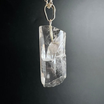 Bergkristall Anhaenger klar mit eingewachsener Spitze, kantige Stabform an Silberoese | Happy Minerals