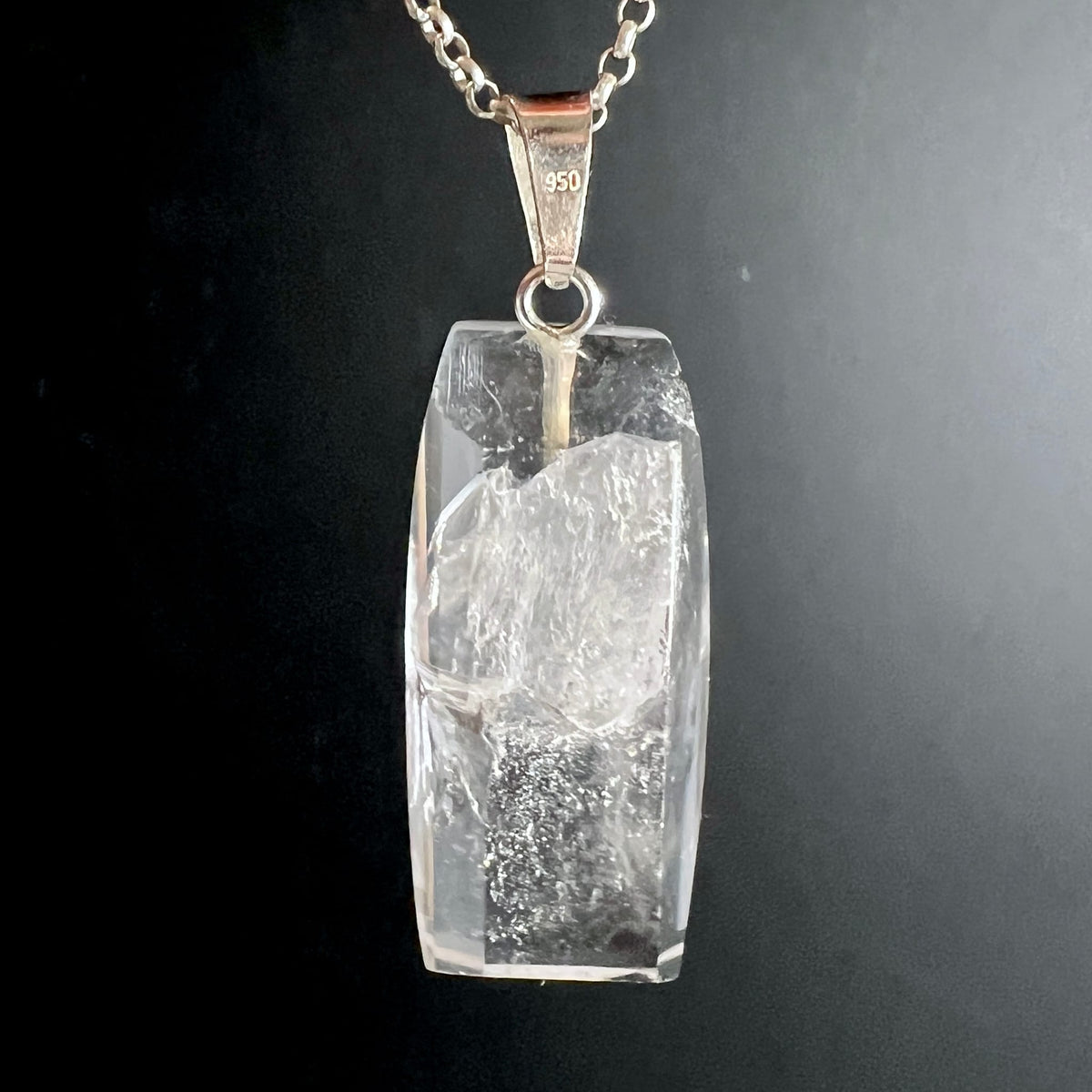 Bergkristall Anhaenger klar mit eingewachsener Kristallspitze, kantig-polierte Stabform, 950er Silberoese | Happy Minerals