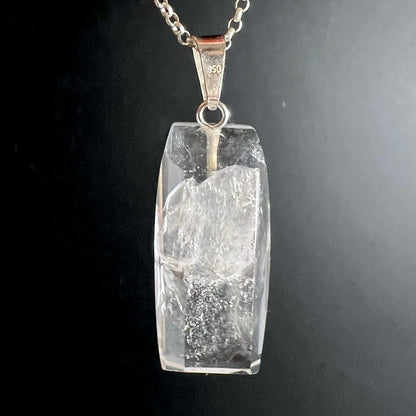 Bergkristall Anhaenger klar mit eingewachsener Kristallspitze, kantig-polierte Stabform, 950er Silberoese | Happy Minerals