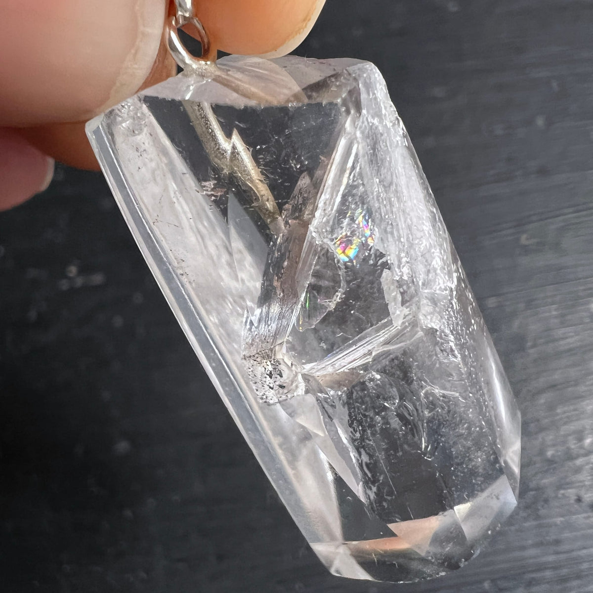 Bergkristall Anhaenger klar facettiert mit eingewachsener Phantomspitze und Regenbogen-Lichtbrechung | Happy Minerals
