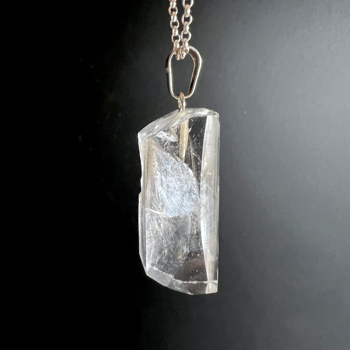 Bergkristall Anhaenger klar mit facettierten Kanten und eingewachsener Spitze, silberne Oese | Happy Minerals